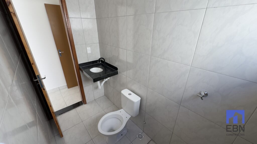 Banheiro privativo do quarto de casal em casa com suíte em Extremoz