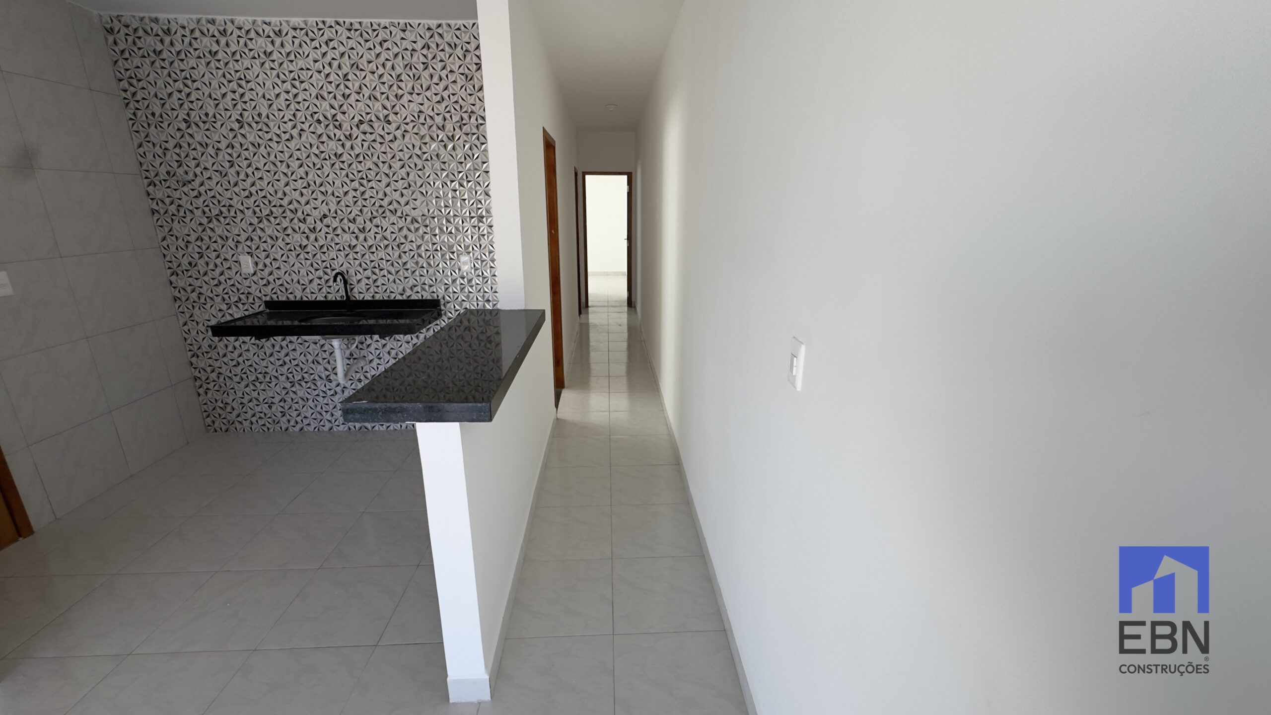 Corredor interno de casa do Residencial Caminho do Mar