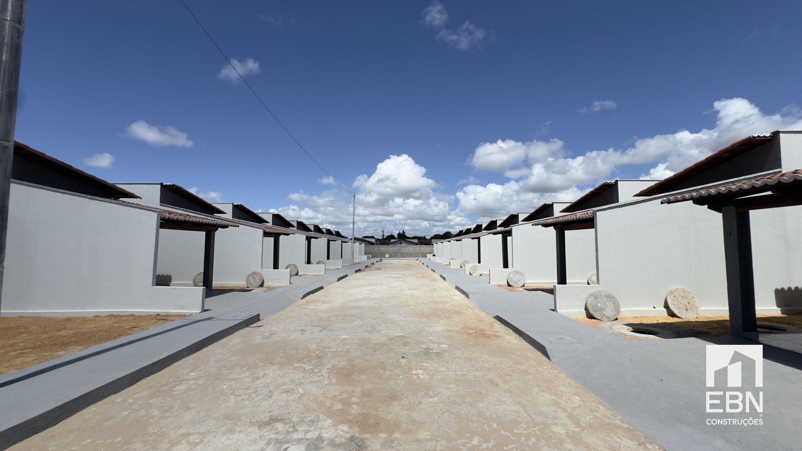 Rua interna com casas novas no Residencial Caminho do Mar