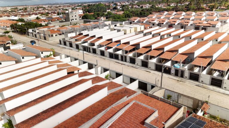Vale a pena morar em Extremoz: vista aérea de rua com casas construídas pela EBN