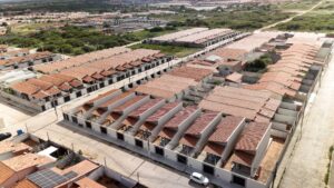 Casa em Extremoz: vista aérea de rua com casas construídas pela EBN