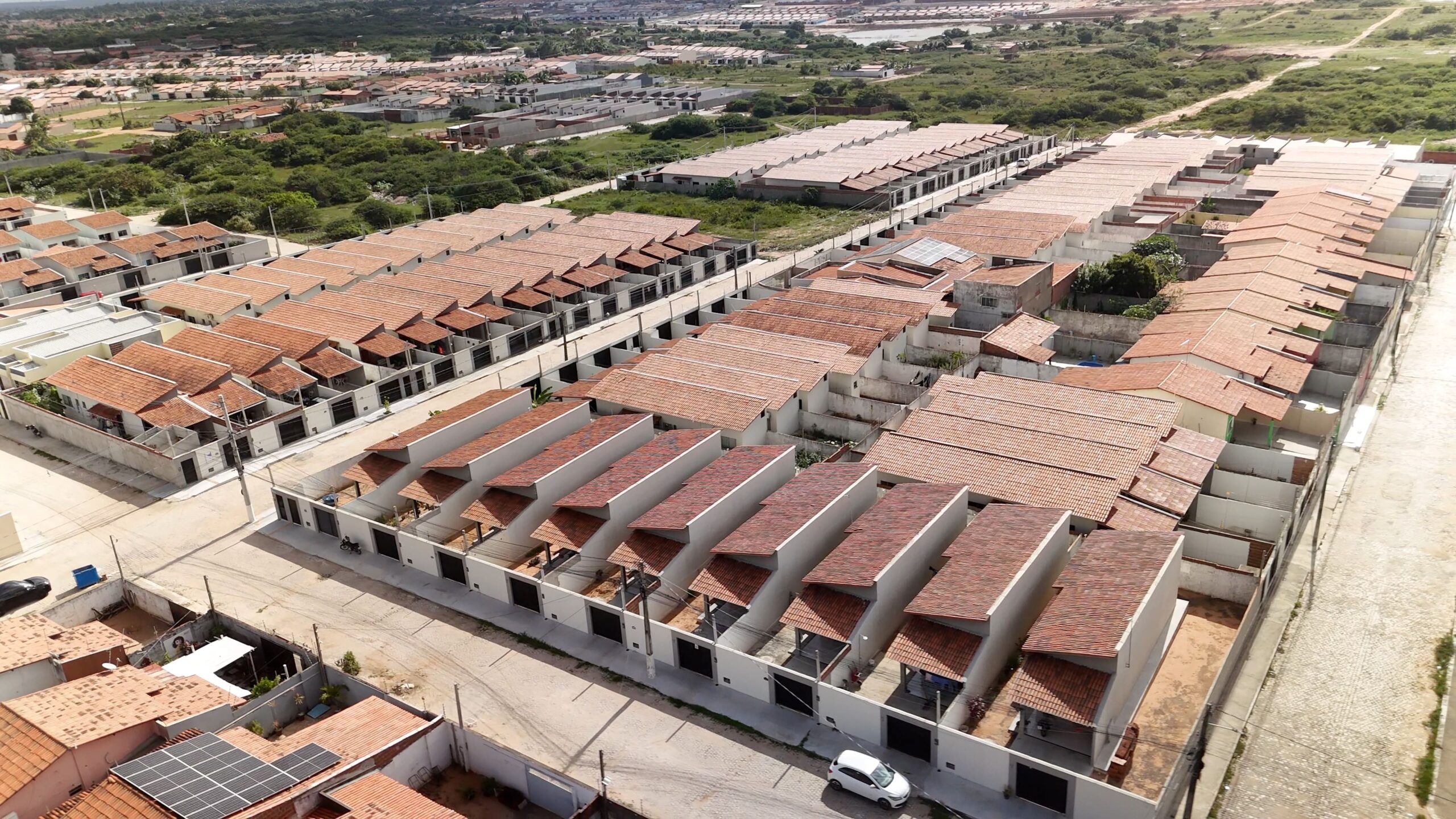 Casa em Extremoz: vista aérea de rua com casas construídas pela EBN